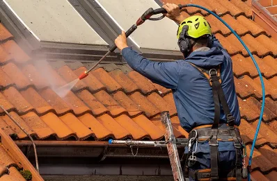 Démoussage et hydrofuge de toiture à Perles-et-Castelet